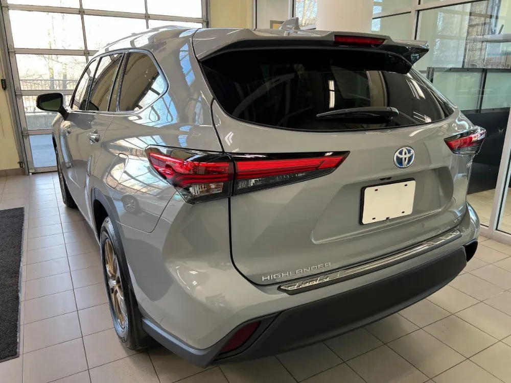2022 Highlander Hybrid Bronze Edition Cement Colour 3 2022 Highlander Hybrid Bronze Edition Cement Colour 3
